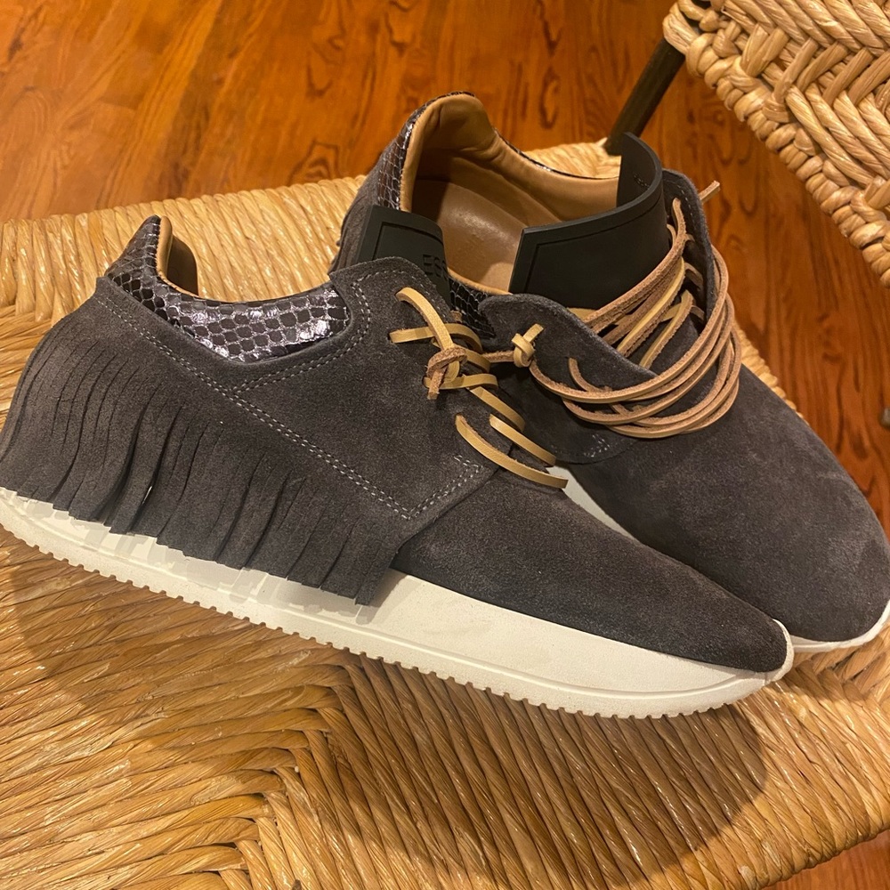 Esseutesse Shoes Size 38 (8). Black suede. Like new!